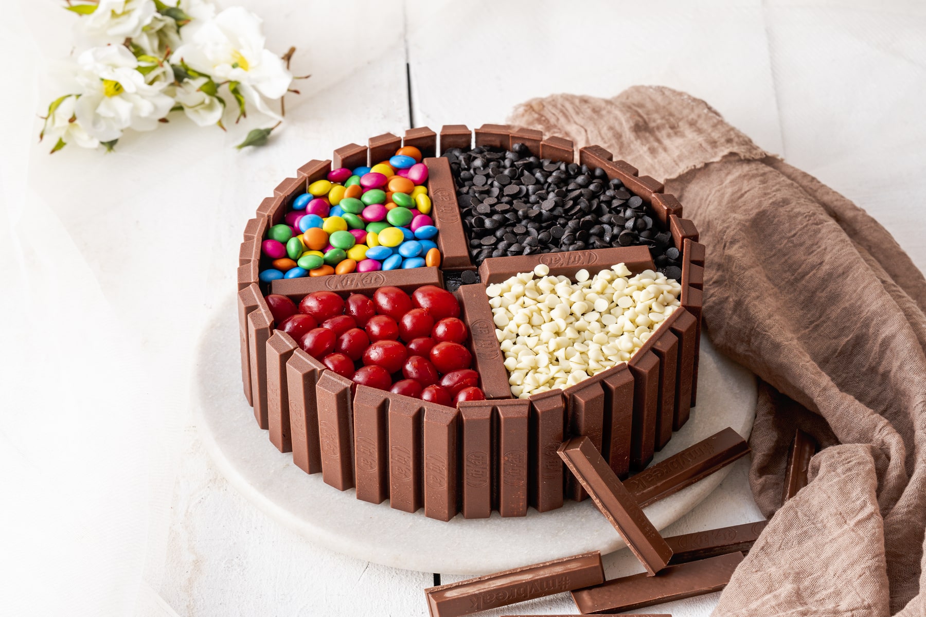 KitKat Cake | Chocolate cake designs, Chocolate kit kat cake, Kitkat cake